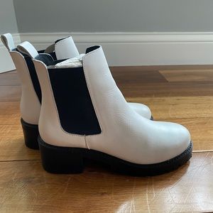 Urban Outfitters Chelsea boot, size 8 1/2.